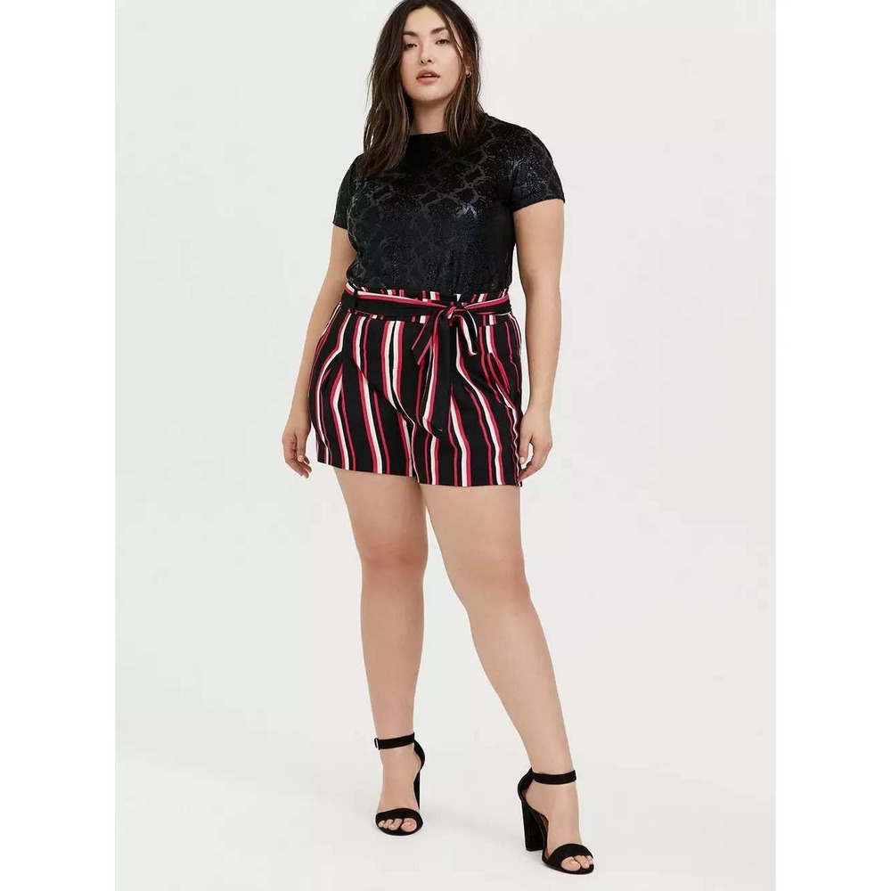 Torrid Black Snakeskin Embossed Velvet Tee Plus Size 1 1X 14/16 Short Sleeve Top - Picture 3 of 14